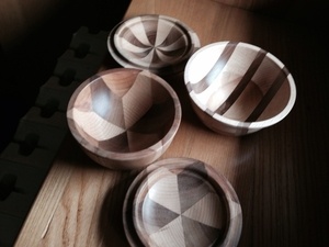 Petites boîtes tournées en bois segmenté