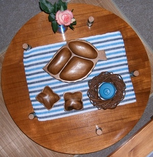 Petit table avec 5 bouteilles