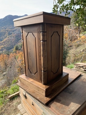 Piédestal en châtaignier massif de 200 ans recyclé