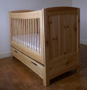 Lit de bébé à bascule avec tiroir