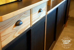 Réalisation du comptoir de l’hôtel restaurant Au moulin du pont.