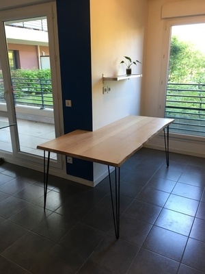 Table au plateau brut et 3 pieds épingles