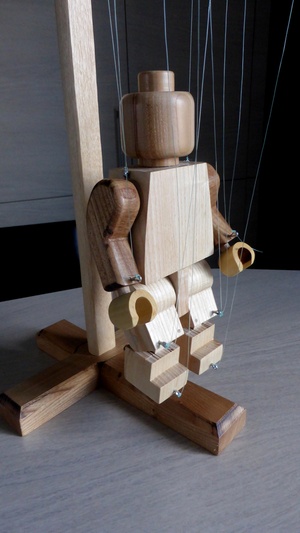 Bonhomme lego en marionnette