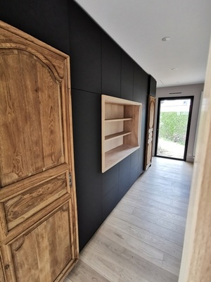 Dressing moderne avec porte ancienne