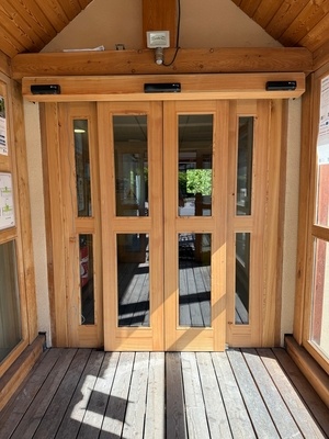Porte coulissante en mélèze