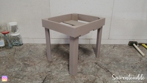 Support pour la poubelle de la salle de bain