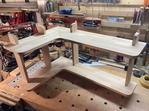 Etagère d'angle en hêtre lamellé-collé