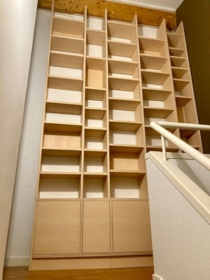 Bibliothèque sur-mesure en hêtre