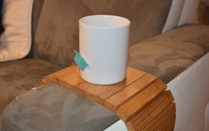 Un support de tasse pour canapé