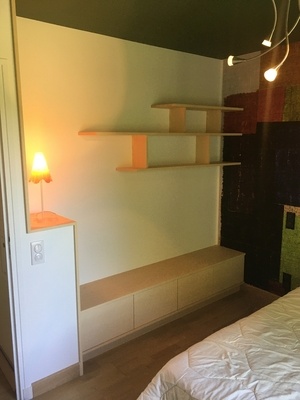 Banc à tiroirs et étagères flottantes pour chambre