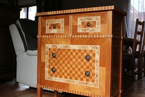 Petite commode style Louis 16