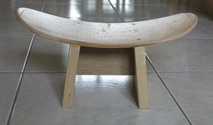 Banc de yoga, vue de face.