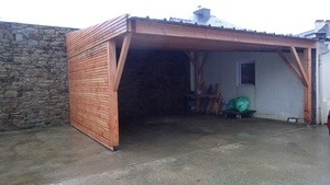 Carport avec façade bardée