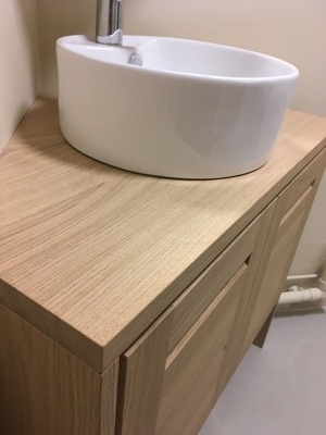 Encoignure de salle de bain en chêne massif