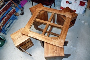 Table de salon avec ses tabourets sur roulette