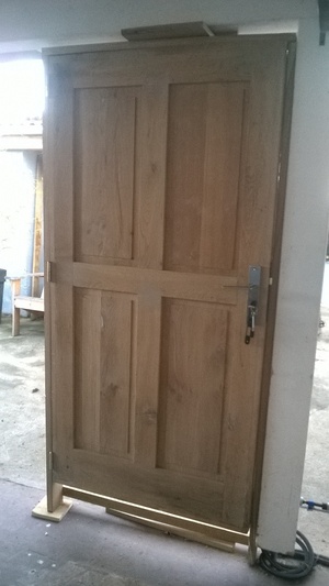 Porte en chêne pour une remise