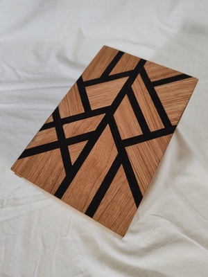 Coffret en châtaignier massif et placages.