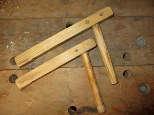 Valets d'établi en bois à la portée de toutes les bourses