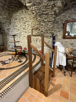 Petit escalier en noyer