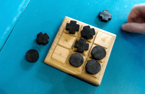 Un morpion en bois avec des pièces aimantées