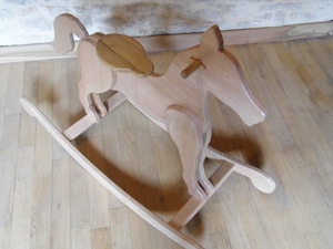 Maël, le cheval à bascule