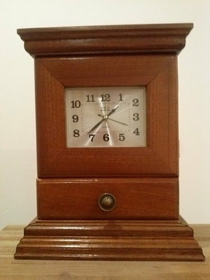 Horloge avec compartiment secret