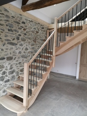 Escalier en frêne à limons crémaillère