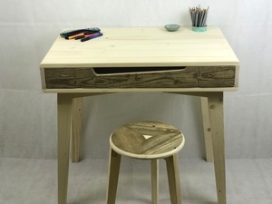 Bureau d'enfant et son tabouret en bois de récupération