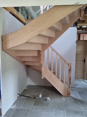 Escalier deux quart tournant entièrement balancé avec contremarches