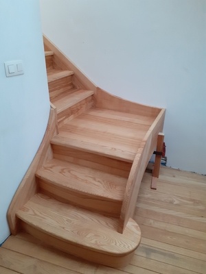 Escalier quart-tournant en frêne olivier