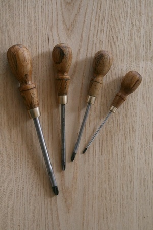 Manche de tournevis en noyer échauffé.