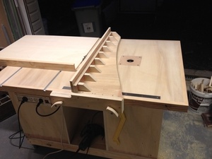 Scie et défonceuse sur table DIY