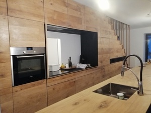 Cuisine et escalier en chêne massif et chêne brulé