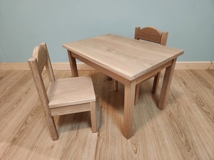 Table et chaises pour la petite