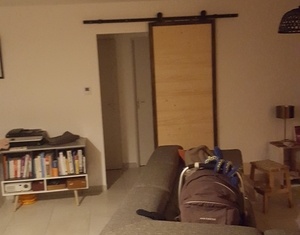 Une porte coulissante en sapin finition rubio