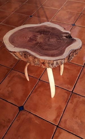 Table de chevet en Acacia rouge et pieds cintrés en Acajou