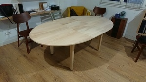 Table elliptique à rallonge papillon (en frêne)