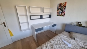 Bureaux avec étagères