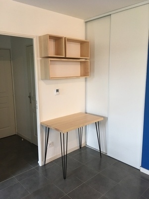 Petit bureau et ses étagères cubes flotantes