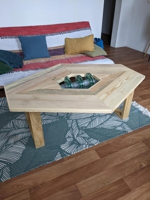 Table basse en palettes avec isolateur électrique