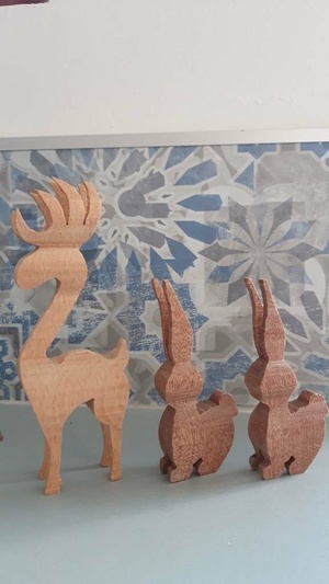 Cerf et lapins à la scie à ruban