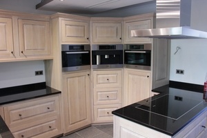 Cuisine équipée en chêne creusé