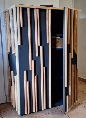 Un meuble et des bâtons...