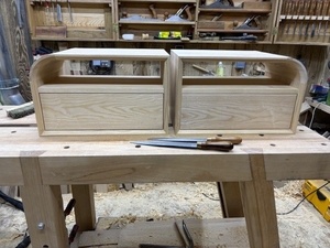 Une paire de chevets modernes en frêne