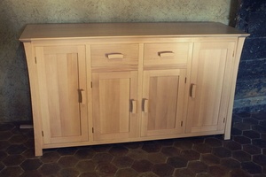 Buffet aux pieds courbes