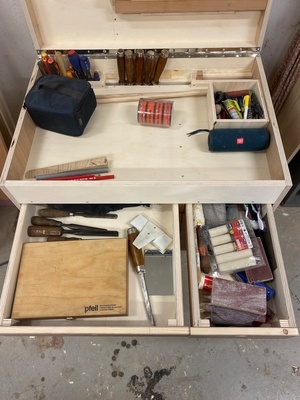 Tiroirs ciseaux et gouges et à droite ponçage/collage