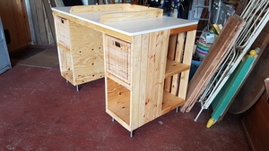 L'idée : Utiliser du bois de récupération (caisse de transport et palettes) pour en faire un meuble