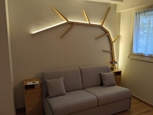 Tables de chevet & arbre décoratif