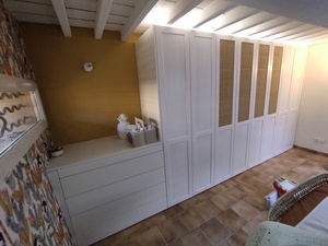 Chambre d'enfants avec table à langer escamotable