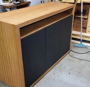 Meuble TV motorisé.